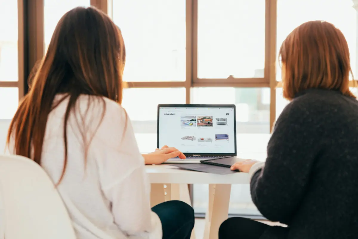 Coach using digital tools to assess and score clients through online coaching platforms
